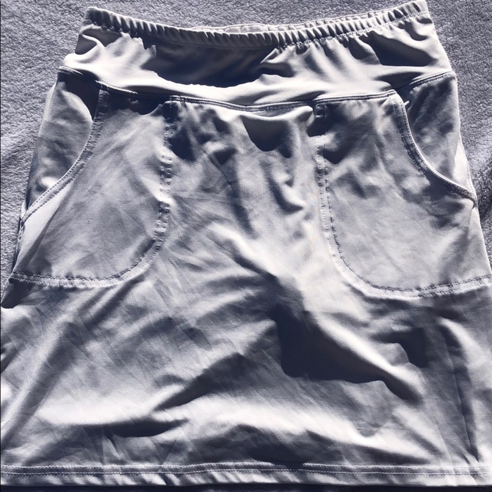 Emerald 18 NWOT white athletic skirt